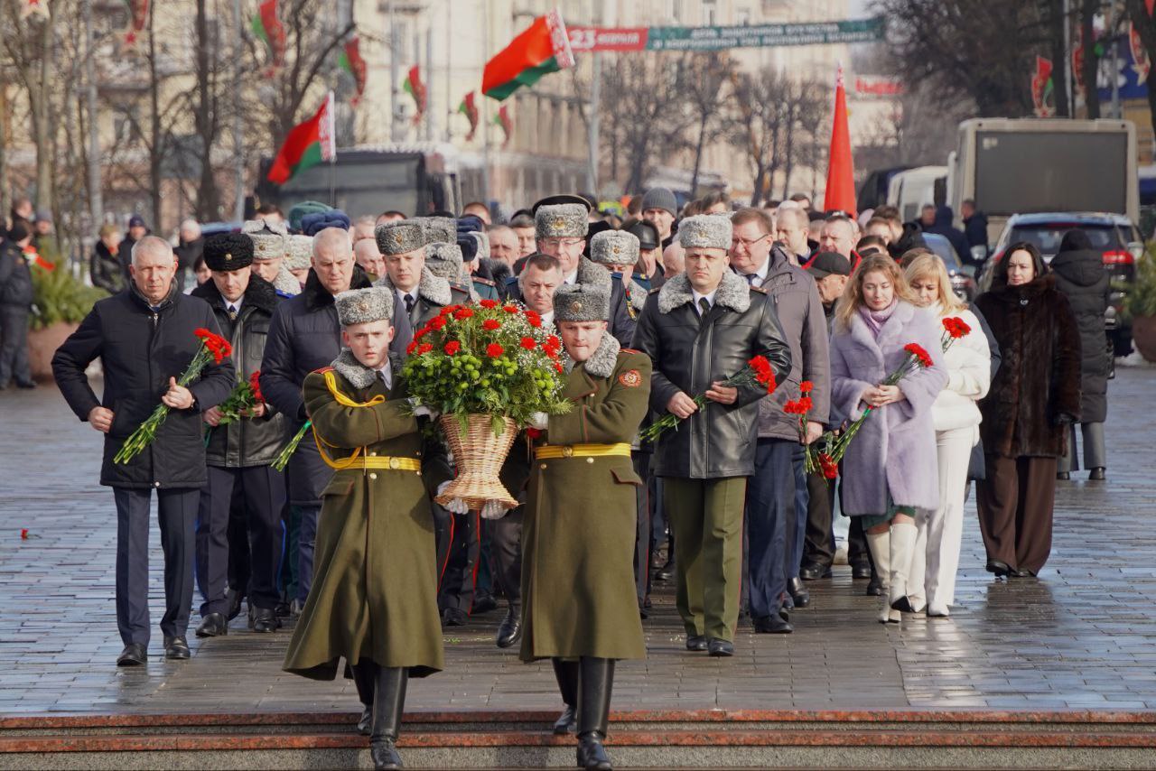 Торжественное возложение 23 февраля на площади Славы